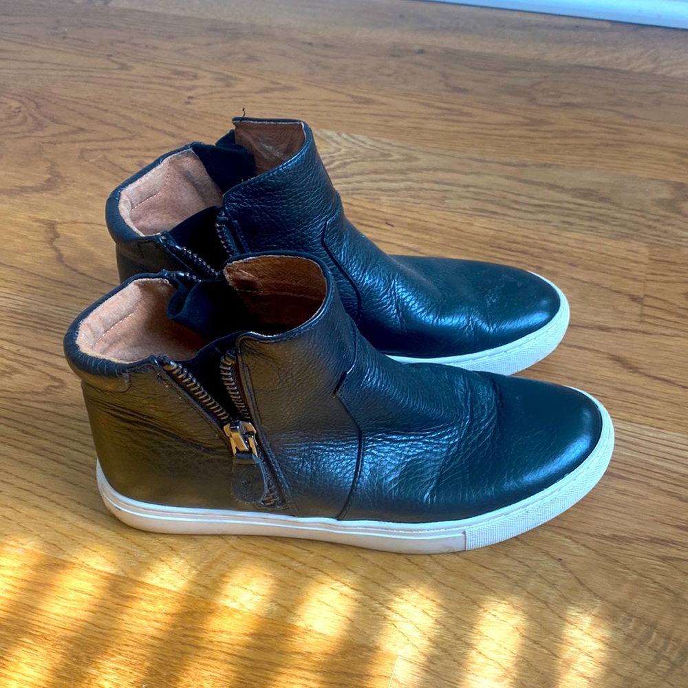 Kenneth Cole black leather sneakers size 7 M - barely worn!